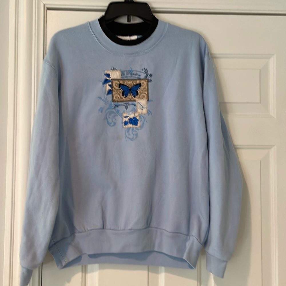 Country Store women’s small embroidered sweatshirt.